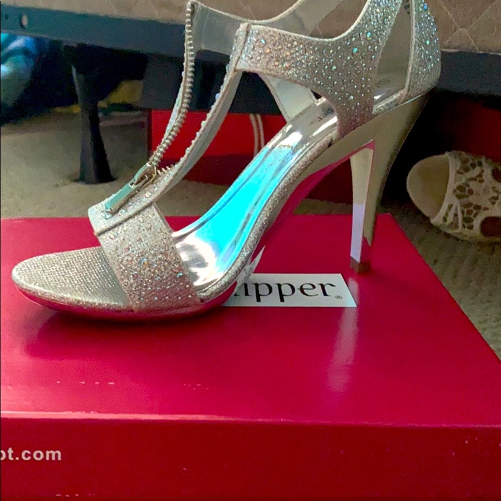 Brand new silver heels !! Still has box 📦